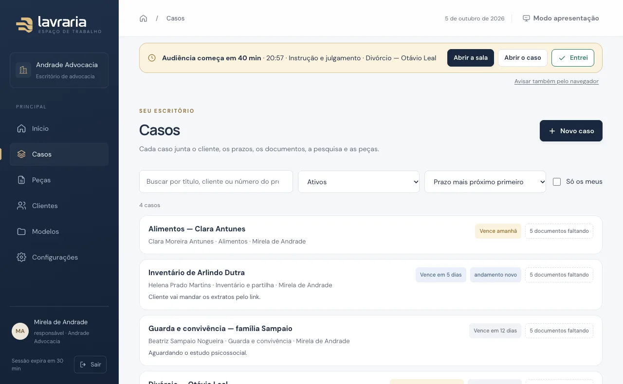 Painel de casos da Lavraria, com o aviso de uma audiência que começa em 40 minutos, os prazos e os documentos que faltam.